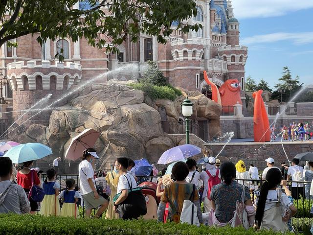 买了早享票还要排长队？游客吐槽上海迪士尼，“赚钱太狠”