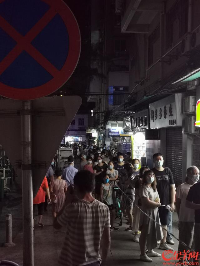 现场直击！广州海珠、越秀部分街道连夜测核酸 居民有序排队等候