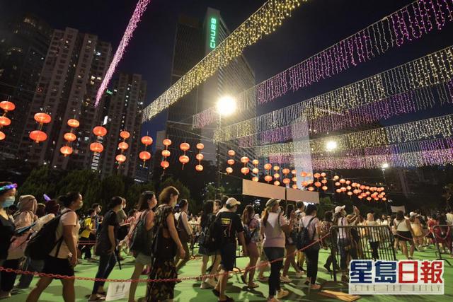 今日“追月”夜，香港市民续排队入维园赏花灯