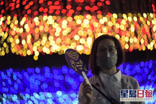 今日“追月”夜，香港市民续排队入维园赏花灯