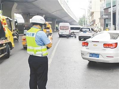 交警规范陇海路 布厂街停车秩序